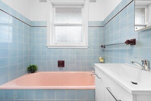Shower, hair dryer, towels, soap - Sydney 4 bedhouse near Olympic Park Fast WIFI all room with aircon (Auburn)