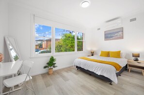 4 bedrooms, iron/ironing board, WiFi, bed sheets - Sydney 4 bedhouse near Olympic Park Fast WIFI all room with aircon (Auburn)