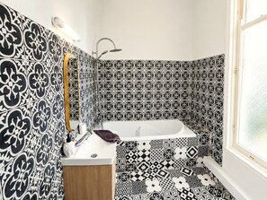 Douche, sèche-cheveux, serviettes fournies, papier toilette
