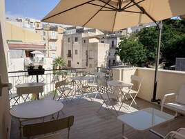 Appartamento familiare, vista mare parziale | Ristorazione all'aperto