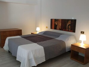 Family Apartment, Partial Sea View | Desk, blackout curtains, soundproofing, iron/ironing board - MARINA BLU ROOMS (Castellammare del Golfo)