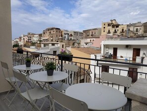 Outdoor dining - MARINA BLU ROOMS (Castellammare del Golfo)