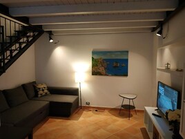 Appartamento familiare, vista mare parziale | Area soggiorno | TV