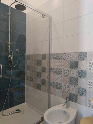 Deluxe Double Room, Sea View | Bathroom | Hair dryer, towels, soap, shampoo - MARINA BLU ROOMS (Castellammare del Golfo)