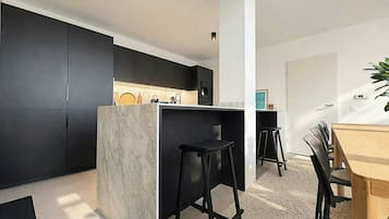 Mikrowelle, Ofen, Geschirrspüler, Wasserkocher mit Kaffee-/Teezubehör