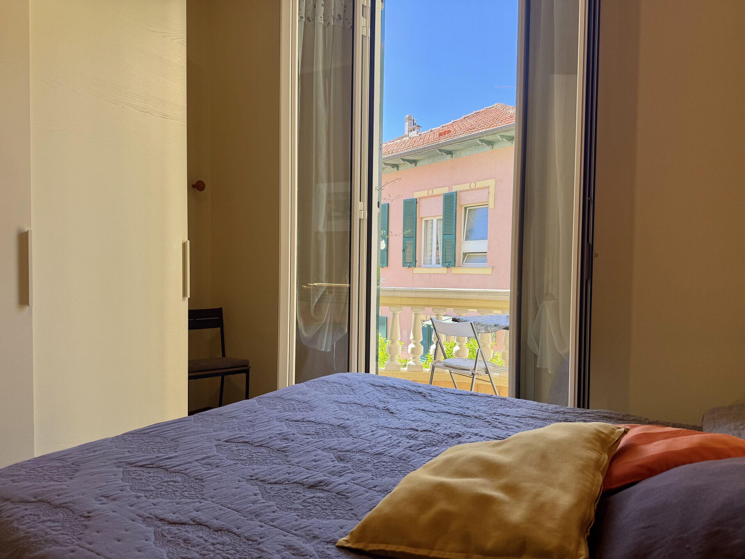 Free WiFi, bed sheets