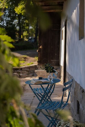 Outdoor dining - Perfect 4-bedroom cottage in charming Žandov for your getaway (Žandov)
