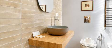 Dusche, Haartrockner, Bidet, Handtücher