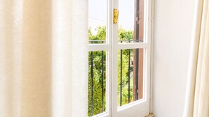 Ein Fenster mit Blick auf Grün.
