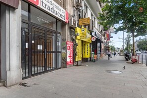 Eine Straße mit Geschäften, darunter ein Übersetzungsdienst und ein Wechselstube.