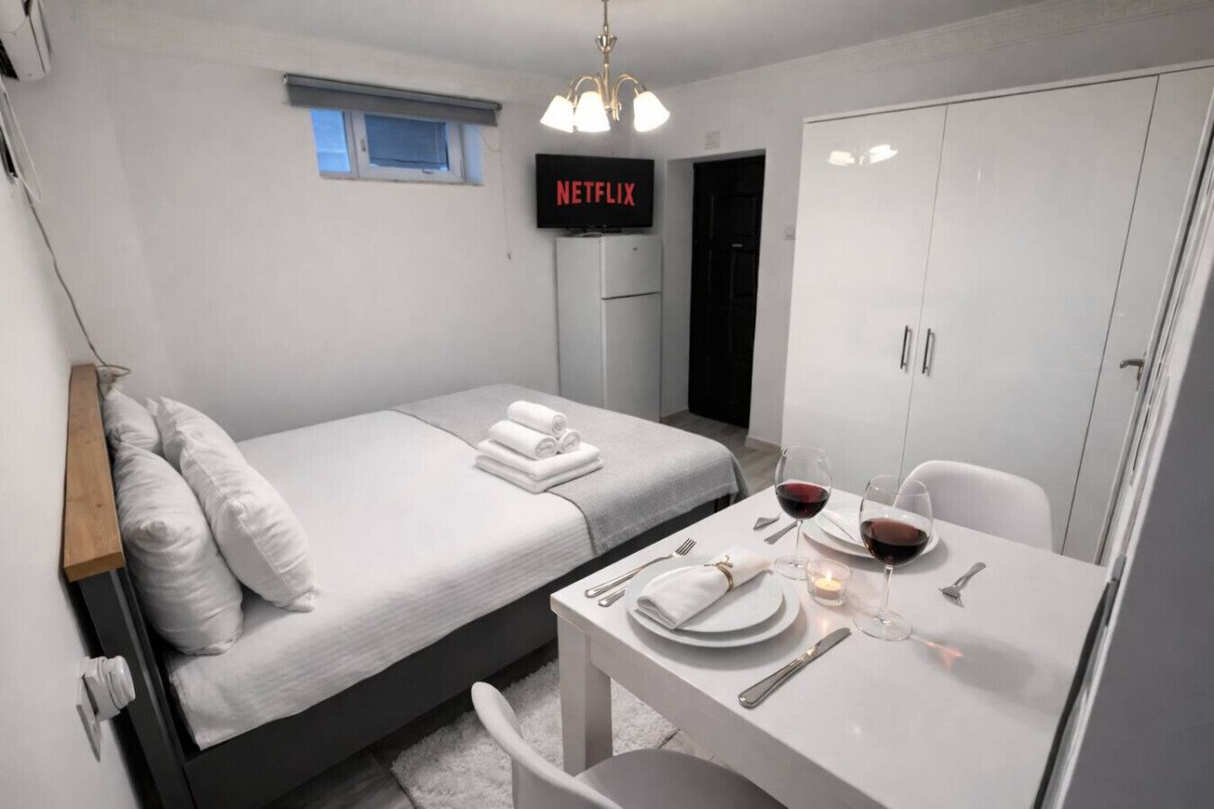 Een bureau, een strijkplank/strijkijzer, wifi, beddengoed