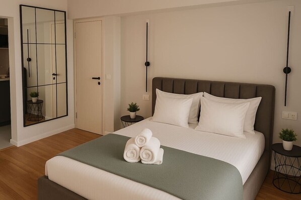 Ein Schlafzimmer mit einem Bett, einem Spiegel, einem Nachttisch mit Pflanze und einer Tür.