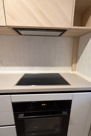 Una cocina equipada con estufa integrada, horno y lavavajillas.