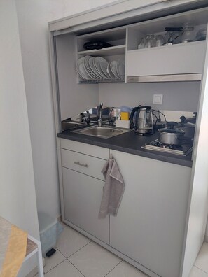 Kühlschrank, Herdplatte, Wasserkocher, Kochgeschirr/Geschirr/Besteck