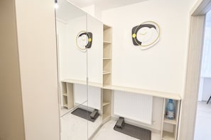 A modern bathroom with a mirror, a toilet, and a shelf with a water bottle. - Stylish & Comfortable Studio Retreat (Bucharest)