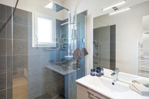 Douche, sèche-cheveux, serviettes fournies