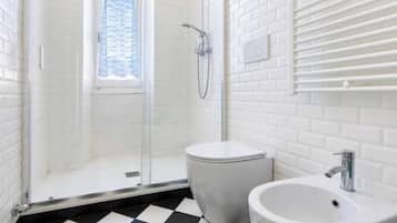 Ducha, secador de pelo y bidé