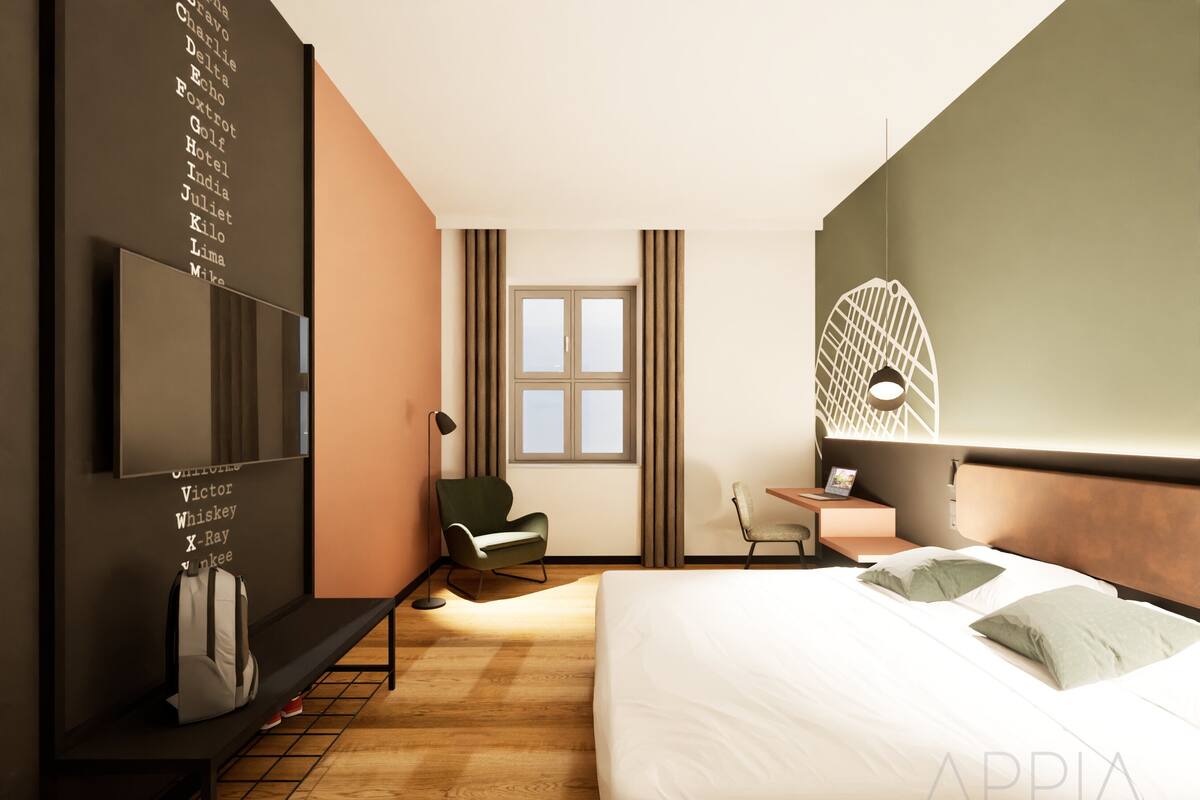 Una habitación de hotel moderna con cama, escritorio, silla, televisor y una pared con texto.