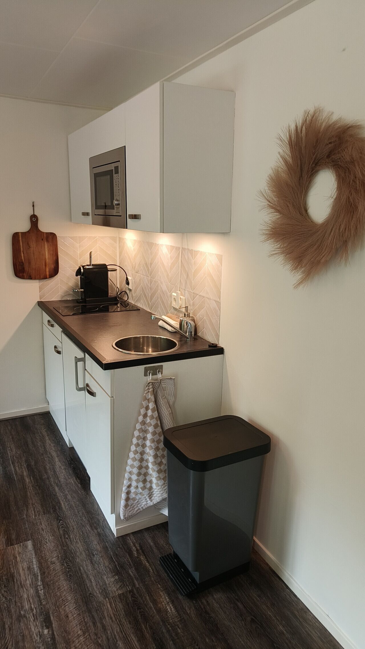 Réfrigérateur, micro-ondes, plaque de cuisson, tables à manger