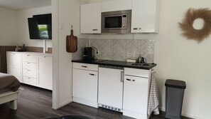 Refrigerador, microondas, parrilla de estufa y comedor 