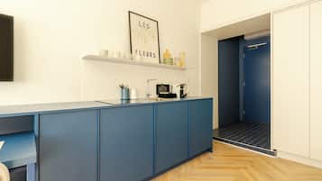 Deluxe Studio Suite, City View | Interior