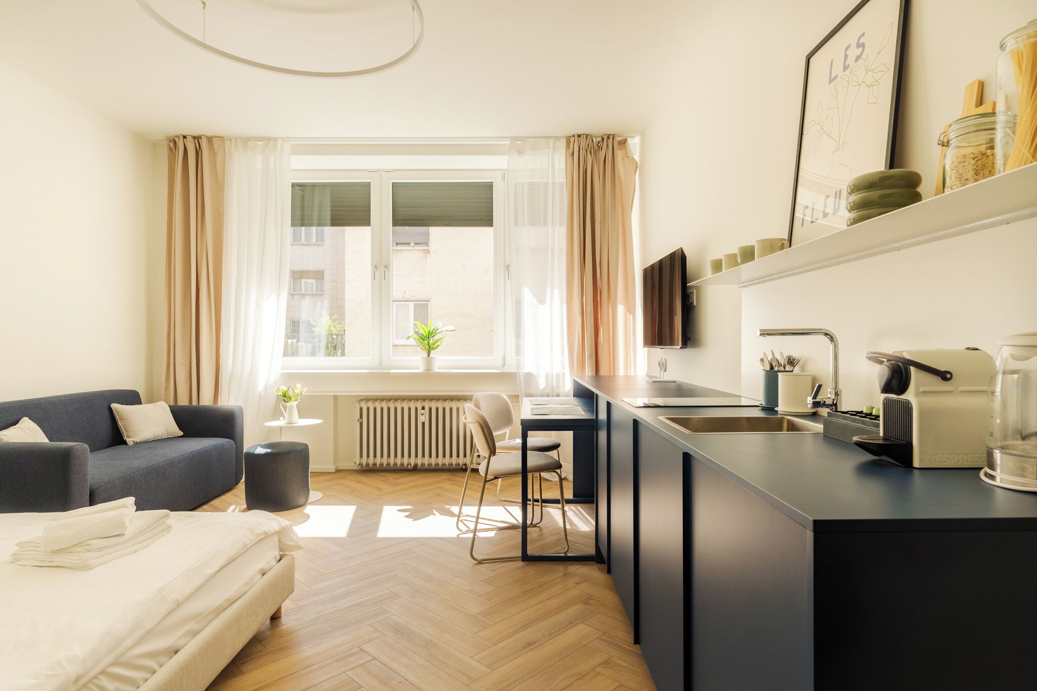Deluxe Studio Suite, City View | Interior