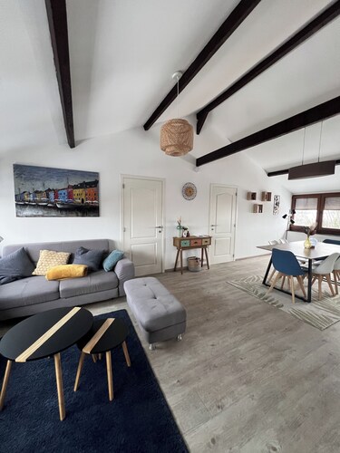 Appartement Cozy et design, position centrale, complètement équipé.