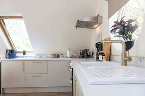 Fridge, microwave, oven, stovetop - The Hale Loft | Free Parking Near Airport (Hale)