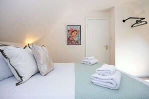 Desk, iron/ironing board, WiFi, bed sheets - The Hale Loft | Free Parking Near Airport (Hale)