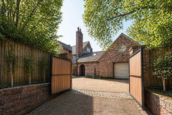 Exterior - The Hale Loft | Free Parking Near Airport (Hale)