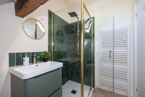Dusche, Haartrockner, Handtücher