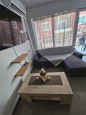 Living area - Chous Apartment - Central & Fully Equipped Holiday Home in Alexandrou poli (Alexandroupoli)