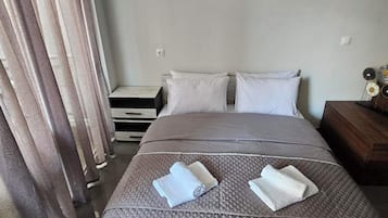 Iron/ironing board, WiFi, bed sheets