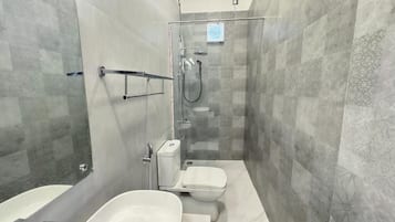 Deluxe dubbelrum - balkong - utsikt mot poolen | Badrum | Gratis toalettartiklar, hårtork, handdukar och tvål