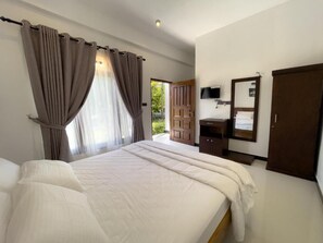 Phòng đôi Deluxe, ban công, quang cảnh hồ bơi | Khu vực làm việc phù hợp cho laptop 