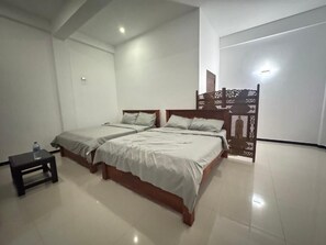 Quarto casal luxo, sacada, vista para a piscina | Espaço de trabalho para notebook, Wi-Fi de cortesia