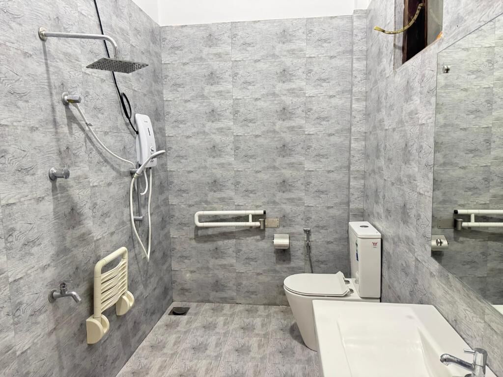 Deluxe Double Room, Balcony, Pool View | Bathroom | Free toiletries, hair dryer, towels, soap