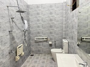 Quarto casal luxo, sacada, vista para a piscina | Banheiro | Produtos de toalete grátis, secador de cabelo (mediante solicitação)
