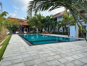 Habitación Deluxe doble, balcón, vistas a la piscina | Piscina | Una piscina al aire libre
