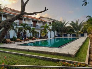 Phòng đôi Deluxe, ban công, quang cảnh hồ bơi | Hồ bơi | Hồ bơi ngoài trời 