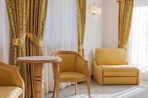 Kahden hengen deluxe-huone, parveke, vuoristonäköala | Sisätilat