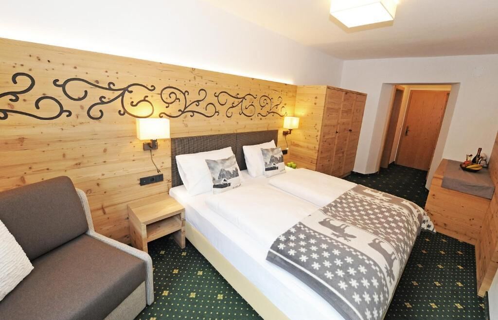Chambre Confort Double ou avec lits jumeaux | Coffres-forts dans les chambres, Wi-Fi gratuit
