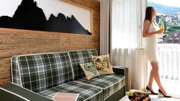 Doppia Deluxe, balcone, vista montagna | Area soggiorno | TV LED 43 pollici con canali satellitari