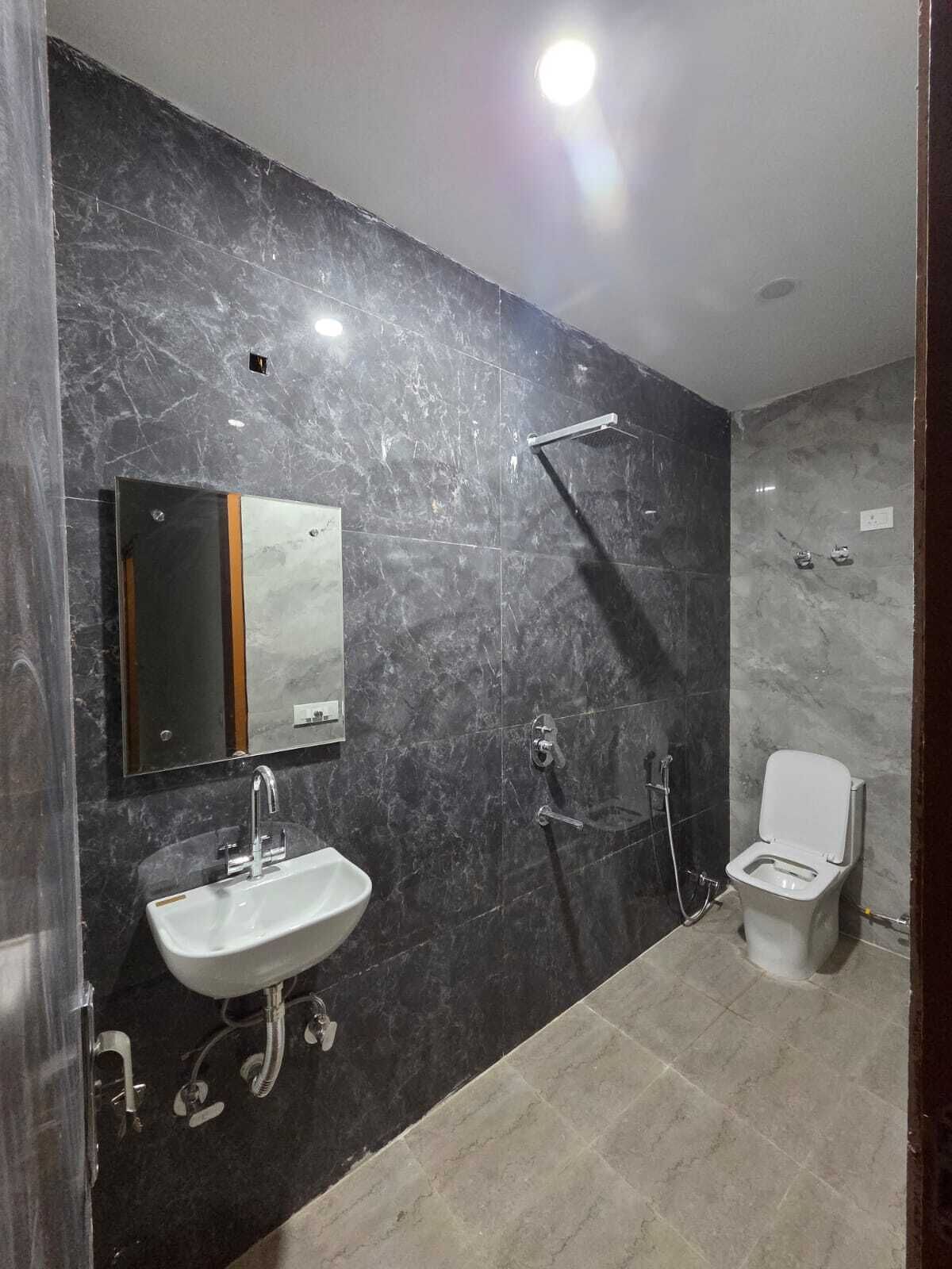Deluxe Room | Bathroom | Shower, towels, shampoo
