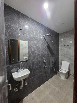 Bathroom - Hotel Mannat Inn (New Delhi)