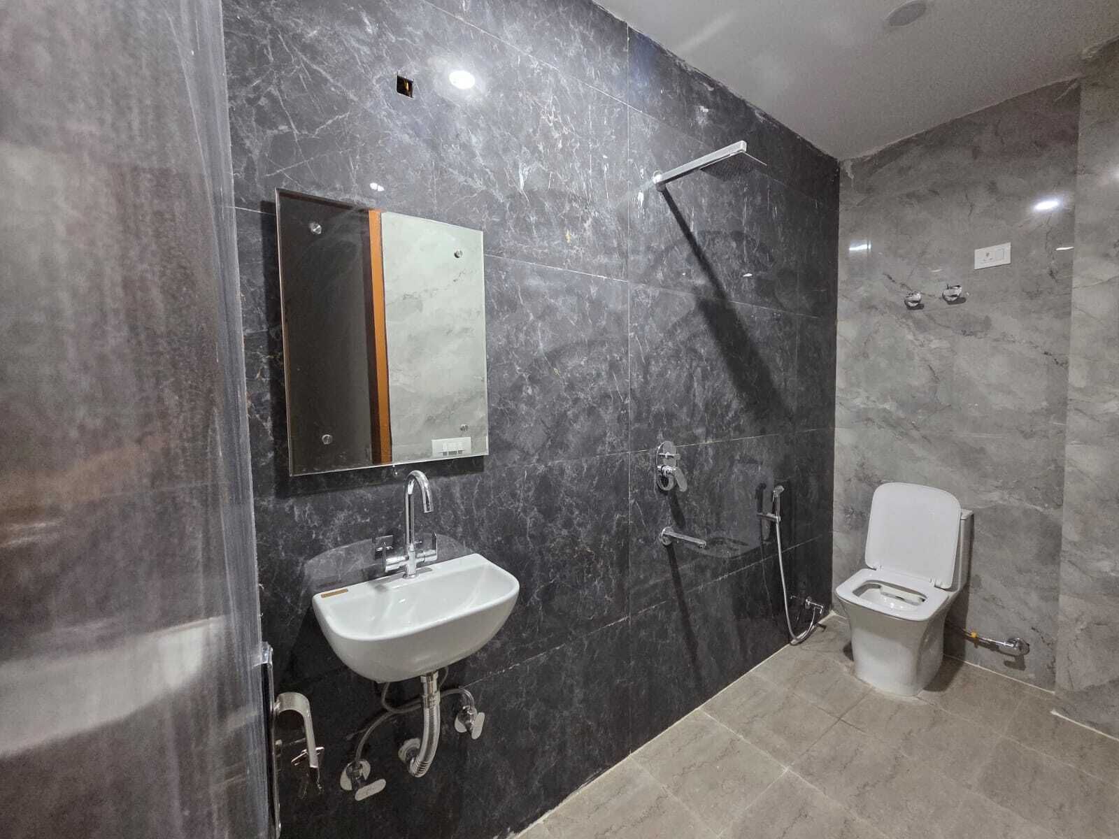 Standard Room | Bathroom | Shower, towels, shampoo