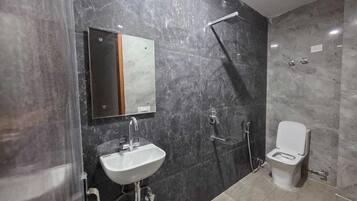 Standard Room | Bathroom | Shower, towels, shampoo