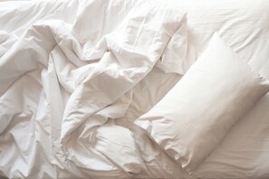In-room safe, desk, laptop workspace, blackout curtains - Hôtel Les Loges (Vernier)