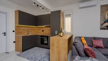 Familienapartment, Balkon, Buchtblick | Wohnbereich
