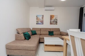 Apartamento familiar, balcón, vistas a la bahía | Zona de estar